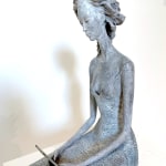 antwoord me hedwige leroux hedendaagse beeldhouwkunst bronzen kunst mooie en fijne vrouw kijkt op haar smartphone en wacht op antwoord art yi art gallery brussels