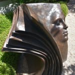 guardare avanti scultura bronzo contemporanea scultura viso scultura libro paola grizi scultura italiana giardino scultura arte yi galleria d'arte di bruxelles