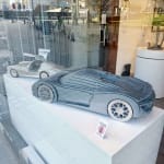 Porsche fancy blauwe raceauto sculptuur Jean Paul Kala hedendaagse sculptuur autoliefhebber Art Yi-galerij Kunstgalerij Brussel