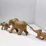 Op de savanne olifant sculptuur olifant familie sculptuur van Sophie Verger bronzen sculptuur dieren sculptuur hedendaagse sculptuur kunst een familie van olifanten die samen vooruit lopen allemaal in geluk Art Yi galerie Brusselse kunstgalerie