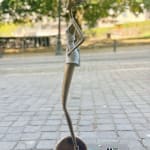 Stedelijke vrijheid hedendaagse vrouwensculptuur van Hedwige Leroux modern stadsmeisje op een wiel stadswandeling bronzen sculptuur figuratieve sculptuur in Art Yi-galerie in Brussel