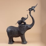 Chacun à son tour sculpture éléphant de Sophie Verger sculpture contemporaine sculpture animalière sculpture en bronze art une mère éléphant joue avec ses deux petits éléphanteaux sur sa trompe et essaie d'attraper le ciel et de jouer dans le cirque sculpture de jardin design d'intérieur chez Art Yi Galerie d'art de Bruxelles