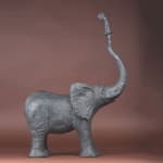 sur le tronc adorable fille debout sur un éléphant sculpture contemporaine bronze sculpture animalière sophie verger art yi bruxelles galerie d'art