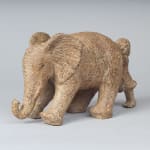 petite prise sur sculpture d'éléphant sculpture fille de Sophie Verger sculpture en bronze sculpture animalière sculpture contemporaine art design d'intérieur Galerie d'art Yi Galerie d'art de Bruxelles