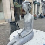 answer me hedwige leroux contemporary sculpture bronze art beautiful and fine woman watching on her smartphone and waiting for a reply art yi art gallery brussels