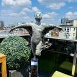 Bijna vliegend lieven d'haese vliegsculptuur flyer kinderdroom van vlieg hedendaagse bronzen sculptuur monumentale beeldentuin kunsttuin beeldentuin ontwerp Art Yi-kunstgalerij in Brussel