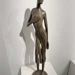 Sculpture femme callipyge d'Isabel Miramontes sculpture contemporaine sculpture en bronze une belle femme en robe sculpture art collection de sculptures Galerie d'art Yi Galerie d'art de Bruxelles