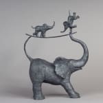 Het koorddanseres olifantenbeeld van Sophie Verger, een schattig olifantengezin dat in de lucht speelt, een bronzen beeld van een dier, een hedendaagse kunstsculptuur in de Art Yi-galerij in Brussel
