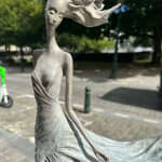 Sentiment sculpture de fille de danse sculpture contemporaine en bronze Hedwige Leroux Galerie Art Yi Galerie d'art de Bruxelles