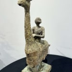 Twee benen giraffe sculptuur lieven D'haese hedendaagse sculptuur bronzen sculptuur van een jongetje dat op een giraffe rijdt dierensculptuur kind sculptuur droom kindertijd Art Yi gallery Brusselse kunstgalerie