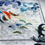 l'histoire de l'eau art contemporain installation murale art du verre techniques mixtes maison Fabienne Decornet design d'intérieur art abstrait poissons bleus nageant dans la mer Galerie Art Yi Galerie d'art de Bruxelles