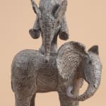 Bockspringen spielen Sophie Verger schöne Elefantenskulptur Tierskulptur Bronzeskulptur glücklicher Elefant, der sich gegenseitig auf den Rücken springt und zusammen spielt Art Yi-Galerie Brüsseler Kunstgalerie