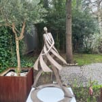 Primavera dansend meisje sculptuur Isabel Miramontes tuinsculptuur tuinontwerp tuindecoratie kunst hedendaagse beeldhouwkunst bronzen sculptuur interieurontwerp in hotel Barsey door Warwick Art Yi-galerij Kunstgalerij in Brussel