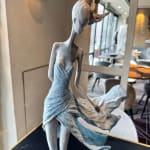 Gefühle Frauenskulptur Hedwige Leroux zeitgenössische Skulptur Bronzeskulptur Frau mit in den Wind wehenden Haaren Innenarchitektur im Hotel Barsey von Warwick Art Yi Galerie Brüsseler Kunstgalerie