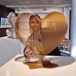 Amare Herzskulptur Jean Paul Kala zeitgenössische Skulptur Goldherzskulptur Aluminiumskulptur Innenarchitektur Heimkunst Art Yi Galerie Brüsseler Kunstgalerie