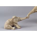 Sokatira en One More schattige babyolifant speelt met olifant hedendaagse bronzen sculptuur dierensculptuur kunst interieur ontwerp sophie verger Art Yi-galerij Kunstgalerij Brussel