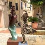 IIXV lieven d'haese hedendaags bronzen beeld een jongen die zijn arm opent tegen de wind om een nieuw avontuur te omarmen kindbeeldhouwwerk kinderdroombeeldhouwwerk tuinbeeld tuinkunstontwerp Art Yi kunstgalerie in brussel