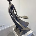 Belofte Isabel Miramontes tuinsculptuur hedendaagse sculptuur van vrouwensculptuur zeesculptuur windsculptuur een vrouw in een jurk of een moeder tegen de zeewind die een belofte doet aan haar kind vol vrijheid en liefde Art Yi-galerij Brusselse kunstgalerij