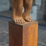 Schud het allemaal van je af Marc de Corte dansende vrouw sculptuur danssculptuur meisje sculptuur tuinsculptuur bronzen sculptuur hedendaagse sculptuur Art Yi-galerij Kunstgalerij Brussel