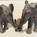 Tussen vader en moeder sculptuur Sophie Verger dierensculptuur olifantencollectie olifantenfamilie hedendaagse sculptuur twee olifantenouders beschermen en lopen samen met hun kleine olifantenbaby samen kunstcollectie olifantencollectie Art Yi-galerij Brusselse kunstgalerij