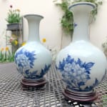 A Pair of Qing Dynasty Style Blue and White Peony and Butterfly Pattern Celestial Vases (Bottom signed in Yongzheng Period) Tsai Hsiao-fang contemporary ceramic art asian ceramic art asian porcelain art blue ceramic vase blue porcelaine vase art collection Art Yi gallery Brussels art gallery