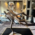 Modus Vivendi Jubelskulptur Isabel Miramontes Gartenskulptur Gartendesign Gartendekoration Kunst zeitgenössische Skulptur Bronzeskulptur Innenarchitektur im Hotel Barsey von Warwick Art Yi Galerie Brüsseler Kunstgalerie