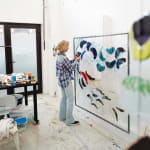 l'histoire de l'eau art contemporain installation murale art du verre techniques mixtes maison Fabienne Decornet design d'intérieur art abstrait poissons bleus nageant dans la mer Galerie Art Yi Galerie d'art de Bruxelles