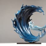 potenti onde scultura in bronzo contemporanea Liang Binbin artista cinese scultura del mare blu una bella ragazza che nuota o fa surf in una grande arte della scultura delle onde
