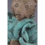 Ours au Kamchatka animal mignon et adorable sculpture d'ours en bronze contemporain attrapant du poisson sophie verger