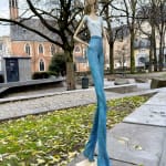 Montmartre hedendaagse vrouwensculptuur Parijse meisjessculptuur Hedwige Leroux bronzen sculptuur hedendaagse vrouwensculptuur stadsmeisjessculptuur zijn Art Yi galerie Brusselse kunstgalerie