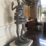 Isabel Miramontes Hedendaagse bronzen sculptuur Abstracte kunst tuinsculptuur menselijke maat Mira een dansend meisjesbeeld dat haar dre