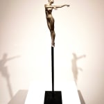 La vie en mouvement (s) sculpture miniature de fille dansante de Marc de Corte sculpture contemporaine en bronze sculpture femme sculpture danse à la galerie Art Yi à Bruxelles