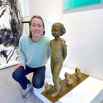Sylvie Gaudissart eendjes kindersculptuur sylvie debray Gaudissart hedendaagse bronzen dierensculptuur een schattig meisje gevolgd door een groep mooie eenden belgische brussel kunstgalerie art yi