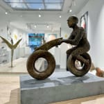 zestig motorrijder hedendaagse bronzen sculptuur van een jongen rijdend op een motorfiets lieven d'haese sport sculpture art art yi kunstgalerie in brussel