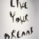 leef je droom lettersculptuur van Marc de Corte hedendaagse bronzen sculptuur gepersonaliseerde zin gedicht woordsculptuur in Art Yi galerie in Brussel