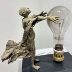 Visionary XL, sculpture lumineuse en bronze de Lieven d'Haese représentant un garçon ouvrant les bras pour allumer une ampoule, symbole d'imagination, de magie et de rêve. Sculpture d'art contemporain, design lumineux et design d'intérieur, exposée à la galerie Art Yi à Bruxelles.