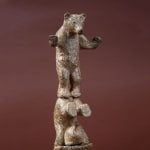 Bär und seine zwei Jungen Sophie Verger schöne Bärenskulptur Tierskulptur Bronzeskulptur kleiner brauner Bär springt aufeinander und spielt zusammen Art Yi Galerie Brüssel Kunstgalerie