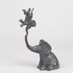 Zittende olifant en zijn kleintje olifant sculptuur Sophie Verger schattig dier sculptuur bronzen sculptuur kunst decoratie dieren kunstcollectie Art Yi Gallery Brusselse kunstgalerie