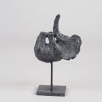 Petit éléphant sur le dos sculpture éléphant Sophie Verger adorable sculpture animalière sculpture en bronze art décoration art animalier collection Galerie Art Yi Galerie d'art de Bruxelles