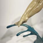 Coeur de l'horizon Liang Binbin sculpture contemporaine sculpture en bronze une femme nageuse saute dans l'eau cercle formant un coeur en forme d'amour avec la vague aqua bleue et la sculpture de la mer sculpture d'eau Galerie Art Yi Galerie d'art de Bruxelles