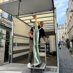 La mia via scultura donna contemporanea Hedwige Leroux scultura da giardino scultura monumentale arte contemporanea una ragazza che cammina scultura da giardino arte da giardino una ragazza alla moda scultura Galleria Art Yi galleria d'arte di Bruxelles