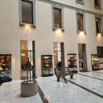 Primavera tanzende Mädchenskulptur Isabel Miramontes Gartenskulptur Gartengestaltung Gartendekoration Kunst zeitgenössische Skulptur Bronzeskulptur Innenarchitektur im Hotel Barsey von Warwick Art Yi Galerie Brüsseler Kunstgalerie