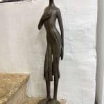 Callipyge-Frauenskulptur von Isabel Miramontes, zeitgenössische Skulptur, Bronzeskulptur, eine schöne Frau im Kleid, Skulptur, Kunst, Skulpturensammlung Art Yi-Galerie Brüsseler Kunstgalerie