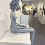 répondez-moi hedwige leroux sculpture contemporaine bronze art belle et fine femme regardant sur son smartphone et attendant une réponse art yi art gallery brussels