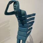 Isabel miramontes sculpture contemporaine en bronze art abstrait sculpture décoration design minimalisme horizon une sculpture de figurine bleue regardant loin au bord de la mer contre le vent