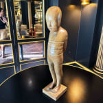 Kleine man jongen sculptuur Isabel Miramontes hedendaagse sculptuur bronzen sculptuur interieur ontwerp in hotel Barsey door Warwick Art Yi galerij Brusselse kunstgalerij