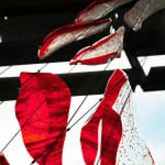 le temps d'une danse art contemporain installation murale art du verre techniques mixtes maison Fabienne Decornet design d'intérieur art abstrait poissons rouges et or Galerie Art Yi Galerie d'art de Bruxelles