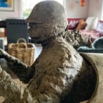 meester van de snelheid racewagen sculptuur van Lieven D'Haese een jongen bestuurt een racewagen hedendaagse sculptuur bronzen sculptuur Art Yi Gallery Brusselse kunstgalerie