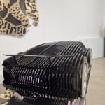 Scultura di auto da corsa di lusso nera Chirona Jean Paul Kala Scultura di auto contemporanea Galleria Art Yi Galleria d'arte di Bruxelles