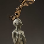 meditatie hedendaagse bronzen sculptuur van Liang binbin mooie vrouw kruist de vingers en bid voor wensen waterkunst Art Yi-galerij Kunstgalerij Brussel
